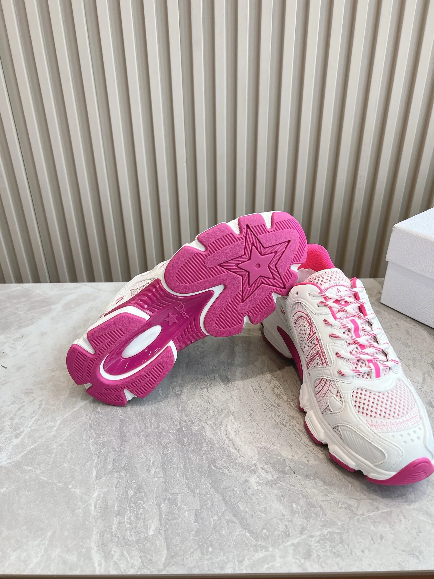 👟👟Ex-factory price 640👟👟 (Top version) Dior Chrono series sports shoes Purchased and developed in Taikoo Hui for RMB 18,200. This Dior chrono sports shoe continues the timeless silhouette and is carefully made of mesh, so it will be particularly comfortable on the feet. It is decorated with CD special craftsmanship logo to enhance the style. The lightweight style is matched with the "Christian Dior" logo thin sole, suitable for all seasons, and can be matched with all kinds of casual looks to add a finishing touch. Classic and super durable. Upper: cowhide stitching. Original molded outsole. Size: 35-41. Full set of counter synchronized gift box 💝 packaging